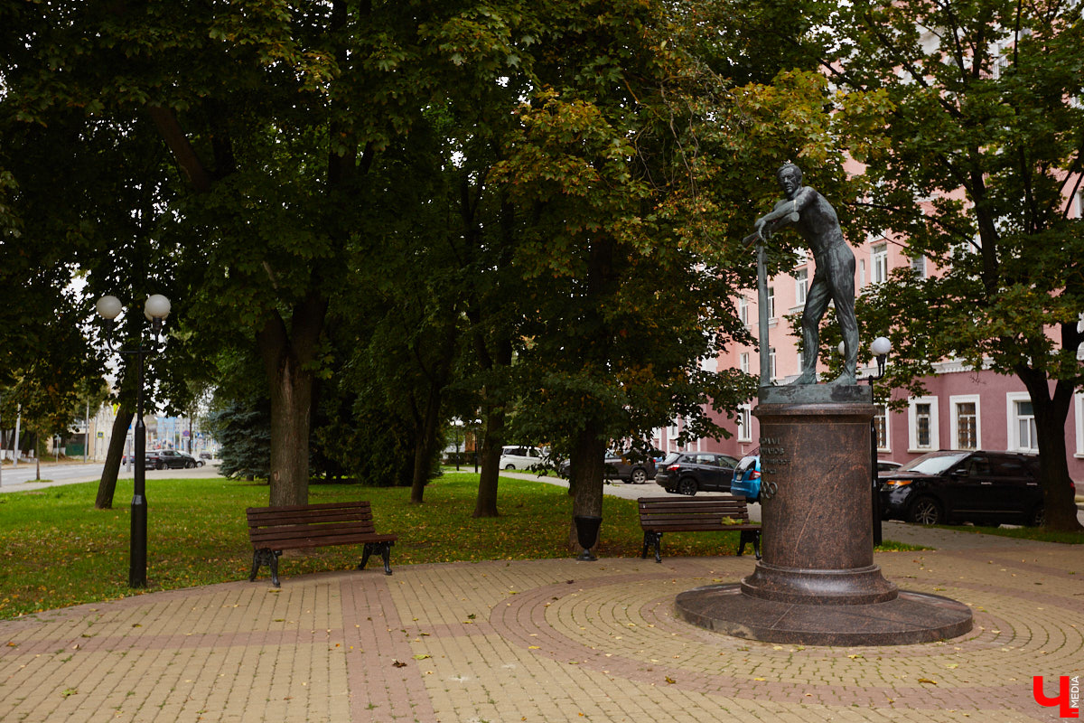 Владимирские улицы не перестают преображаться. В середине лета внешний вид улучшили сразу несколько зон отдыха. На них город, конечно, не остановился. К началу осени ожил еще ряд скверов, а некоторые точки притяжения поставили в режим ожидания.