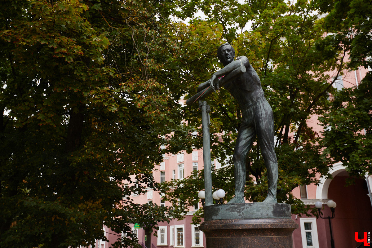 Владимирские улицы не перестают преображаться. В середине лета внешний вид улучшили сразу несколько зон отдыха. На них город, конечно, не остановился. К началу осени ожил еще ряд скверов, а некоторые точки притяжения поставили в режим ожидания.
