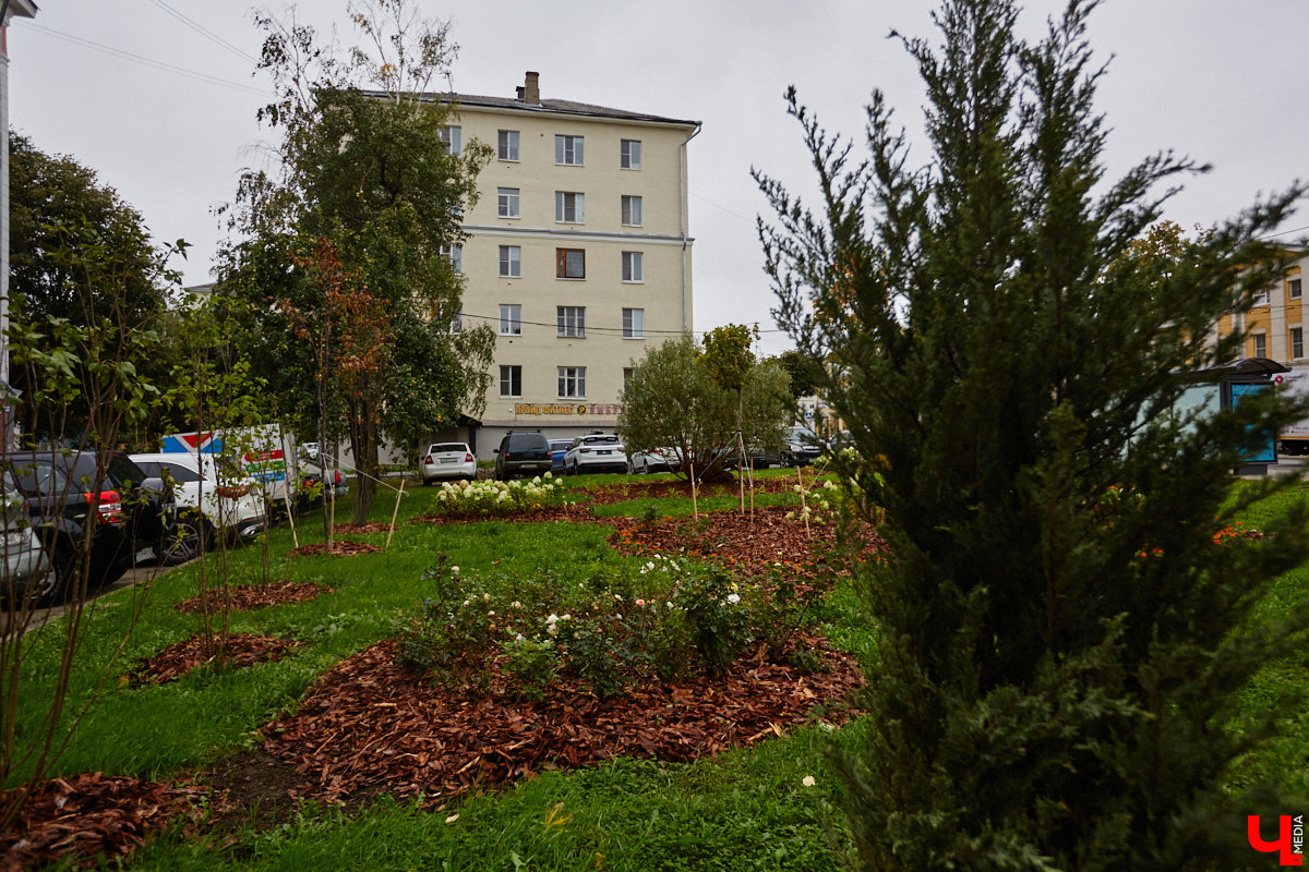 Владимирские улицы не перестают преображаться. В середине лета внешний вид улучшили сразу несколько зон отдыха. На них город, конечно, не остановился. К началу осени ожил еще ряд скверов, а некоторые точки притяжения поставили в режим ожидания.
