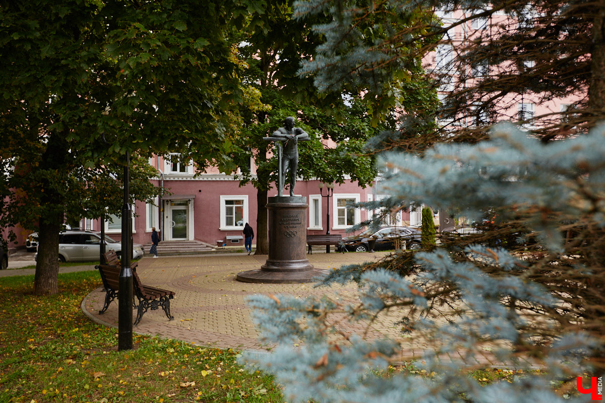 Владимирские улицы не перестают преображаться. В середине лета внешний вид улучшили сразу несколько зон отдыха. На них город, конечно, не остановился. К началу осени ожил еще ряд скверов, а некоторые точки притяжения поставили в режим ожидания.