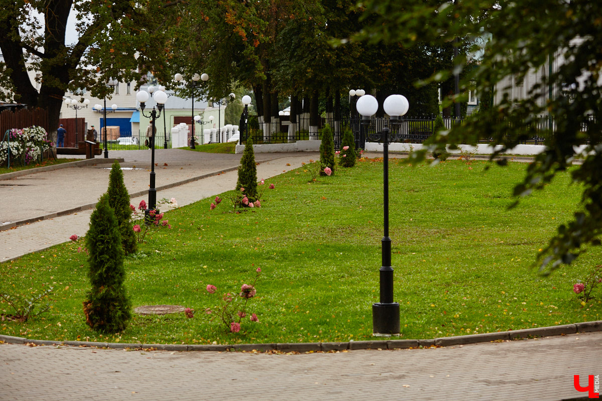 Владимирские улицы не перестают преображаться. В середине лета внешний вид улучшили сразу несколько зон отдыха. На них город, конечно, не остановился. К началу осени ожил еще ряд скверов, а некоторые точки притяжения поставили в режим ожидания.