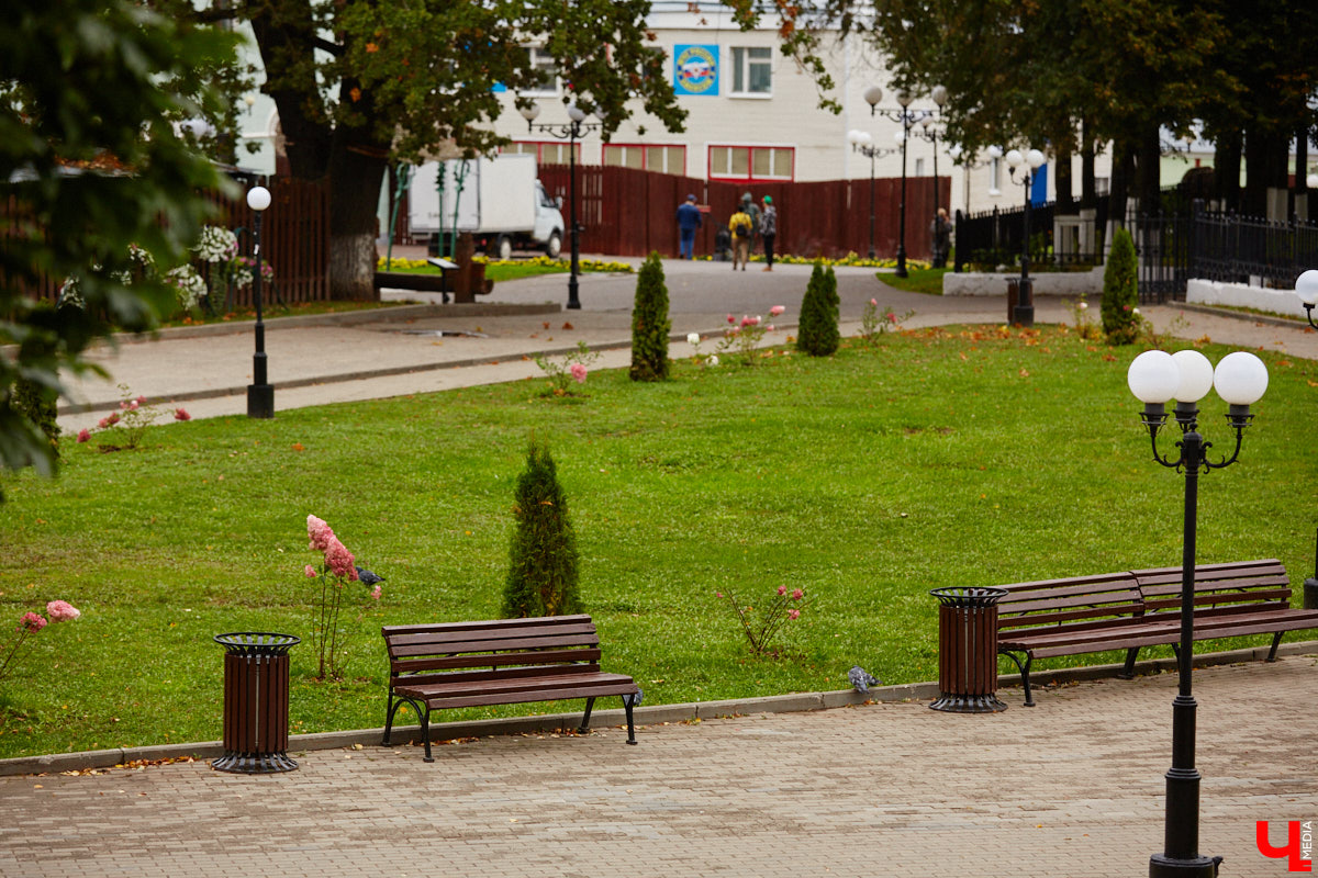 Владимирские улицы не перестают преображаться. В середине лета внешний вид улучшили сразу несколько зон отдыха. На них город, конечно, не остановился. К началу осени ожил еще ряд скверов, а некоторые точки притяжения поставили в режим ожидания.