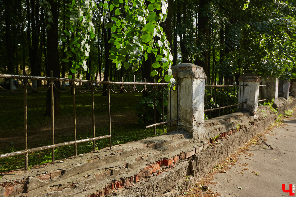 Владимирские улицы не перестают преображаться. В середине лета внешний вид улучшили сразу несколько зон отдыха. На них город, конечно, не остановился. К началу осени ожил еще ряд скверов, а некоторые точки притяжения поставили в режим ожидания.