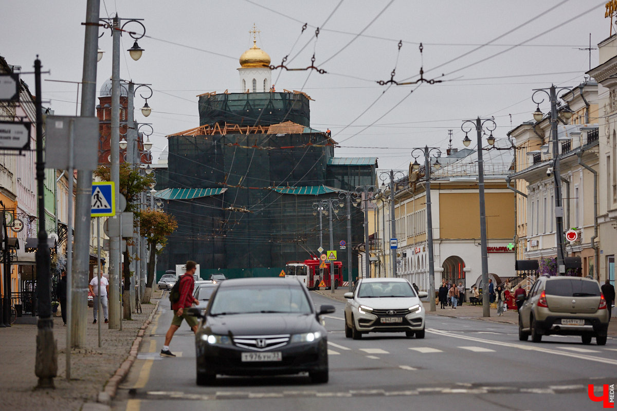 Спустя два года реставрации Золотые ворота наконец-то вновь показали себя, хоть и частично. Зеленую фасадную сетку, которая портила вид, сняли с купола, а также с верхней части памятника. Событие вызвало общественный резонанс и повлекло за собой ряд вопросов. Что смутило горожан, узнал «Ключ-Медиа».