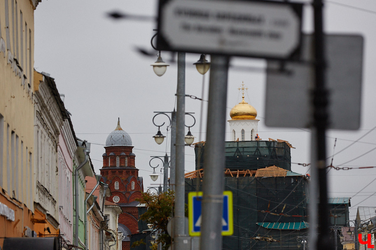 Спустя два года реставрации Золотые ворота наконец-то вновь показали себя, хоть и частично. Зеленую фасадную сетку, которая портила вид, сняли с купола, а также с верхней части памятника. Событие вызвало общественный резонанс и повлекло за собой ряд вопросов. Что смутило горожан, узнал «Ключ-Медиа».