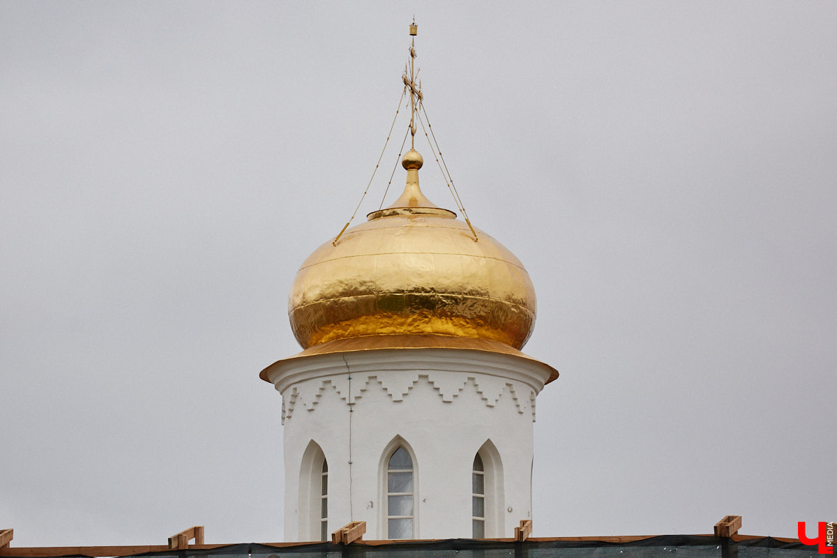 Спустя два года реставрации Золотые ворота наконец-то вновь показали себя, хоть и частично. Зеленую фасадную сетку, которая портила вид, сняли с купола, а также с верхней части памятника. Событие вызвало общественный резонанс и повлекло за собой ряд вопросов. Что смутило горожан, узнал «Ключ-Медиа».