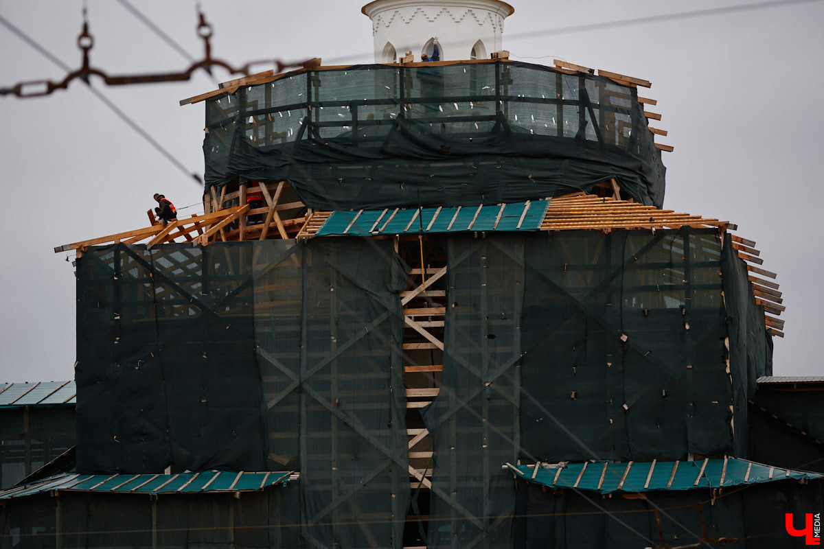 Спустя два года реставрации Золотые ворота наконец-то вновь показали себя, хоть и частично. Зеленую фасадную сетку, которая портила вид, сняли с купола, а также с верхней части памятника. Событие вызвало общественный резонанс и повлекло за собой ряд вопросов. Что смутило горожан, узнал «Ключ-Медиа».