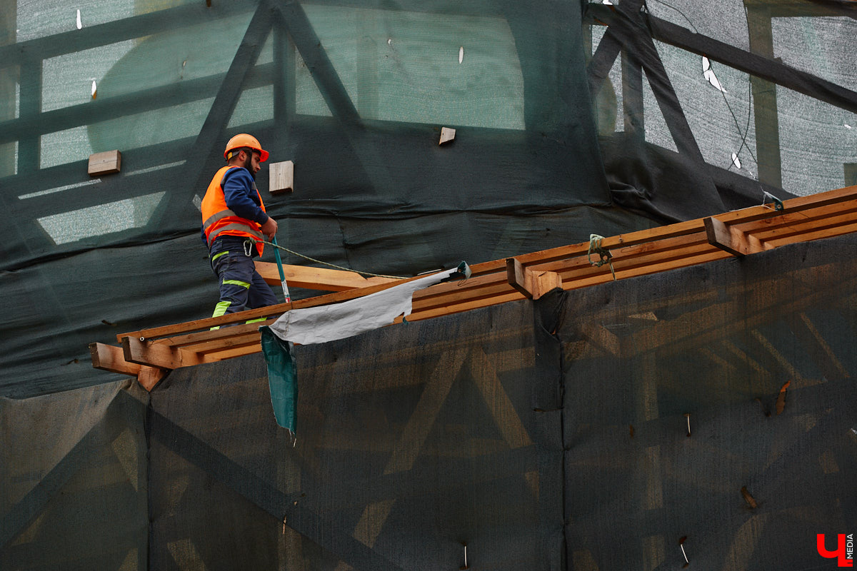 Спустя два года реставрации Золотые ворота наконец-то вновь показали себя, хоть и частично. Зеленую фасадную сетку, которая портила вид, сняли с купола, а также с верхней части памятника. Событие вызвало общественный резонанс и повлекло за собой ряд вопросов. Что смутило горожан, узнал «Ключ-Медиа».