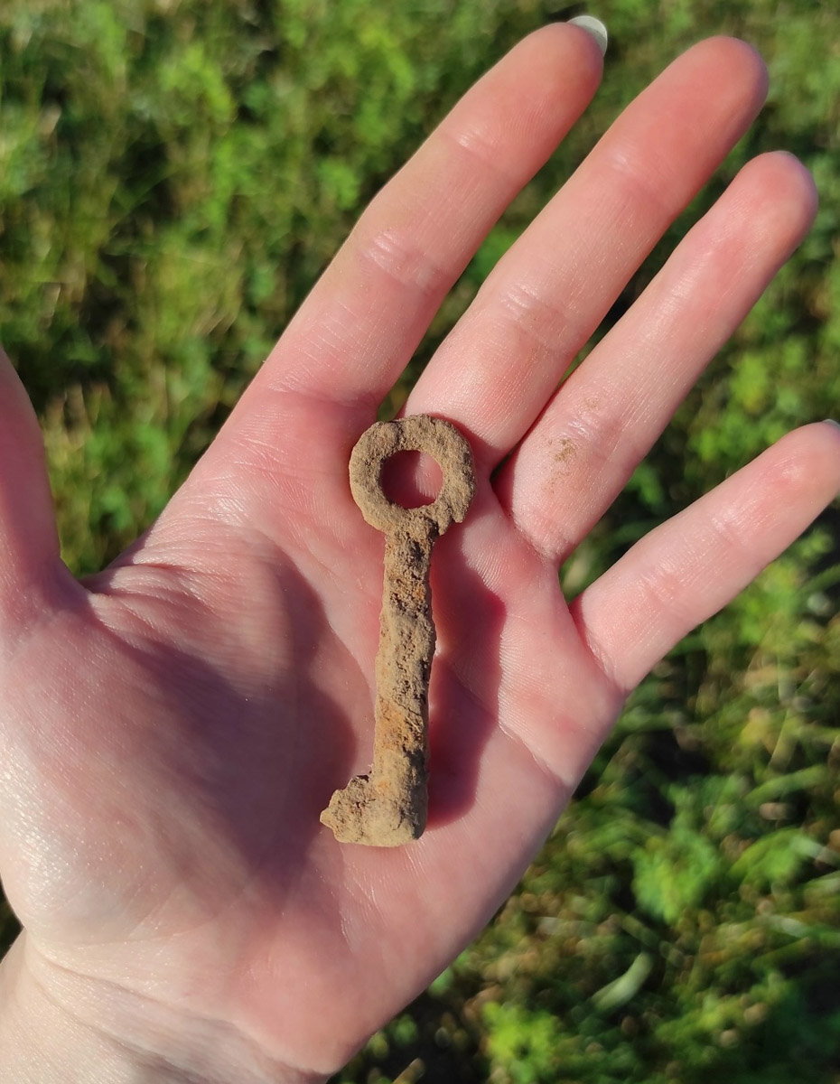 Во Владимирской области есть возможность копнуть в прошлое, причем в прямом смысле этого слова. Земля хранит массу ценных предметов, позволяющих порой по-новому взглянуть на быт, культуру и традиции предков. Этот год оказался богат на археологические находки. Рассказываем, что же удалось обнаружить на глубине за последнее время.