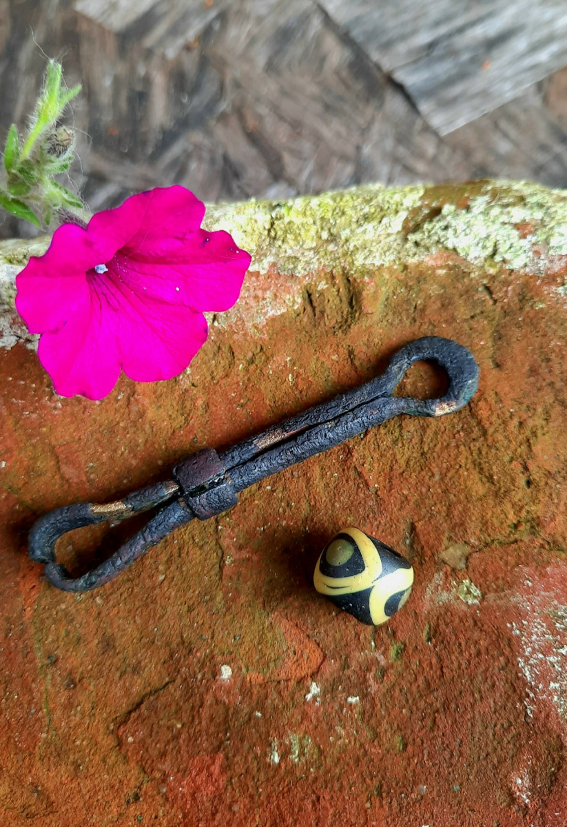 Во Владимирской области есть возможность копнуть в прошлое, причем в прямом смысле этого слова. Земля хранит массу ценных предметов, позволяющих порой по-новому взглянуть на быт, культуру и традиции предков. Этот год оказался богат на археологические находки. Рассказываем, что же удалось обнаружить на глубине за последнее время.