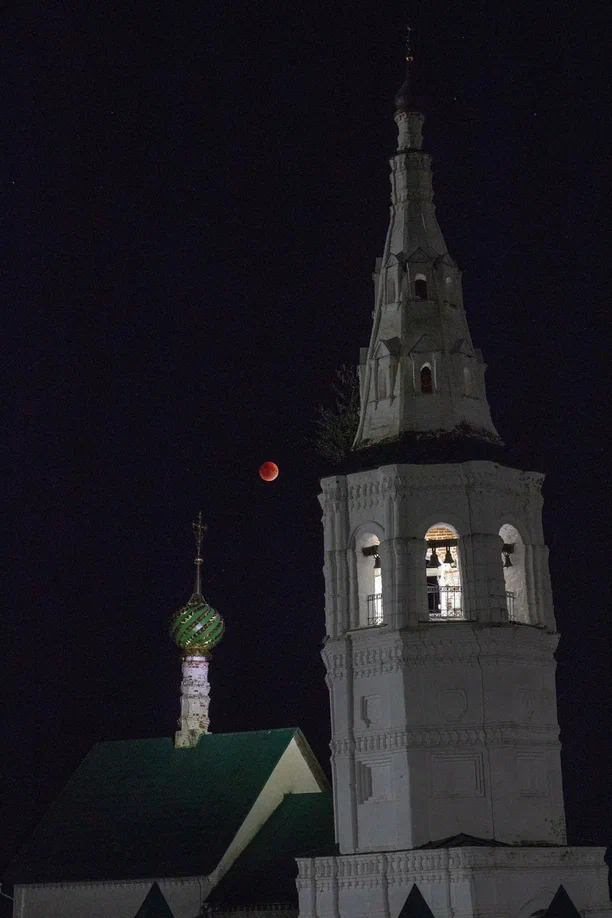 Жители Владимирской области стали свидетелями уникального природного явления — полного лунного затмения. Наблюдать за тем, как тень Земли скрывает ночное светило, можно было практически отовсюду. А потому столь редкое астрономическое событие вызвало ажиотаж среди фотографов и любителей науки о небесных телах и Вселенной. «Ключ-Медиа» собрал самые эффектные снимки.