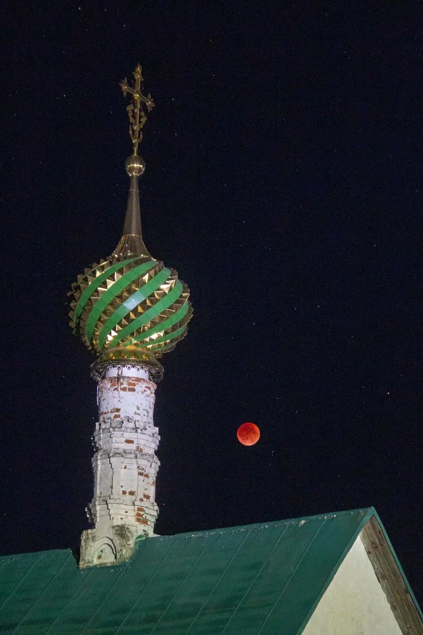 Жители Владимирской области стали свидетелями уникального природного явления — полного лунного затмения. Наблюдать за тем, как тень Земли скрывает ночное светило, можно было практически отовсюду. А потому столь редкое астрономическое событие вызвало ажиотаж среди фотографов и любителей науки о небесных телах и Вселенной. «Ключ-Медиа» собрал самые эффектные снимки.