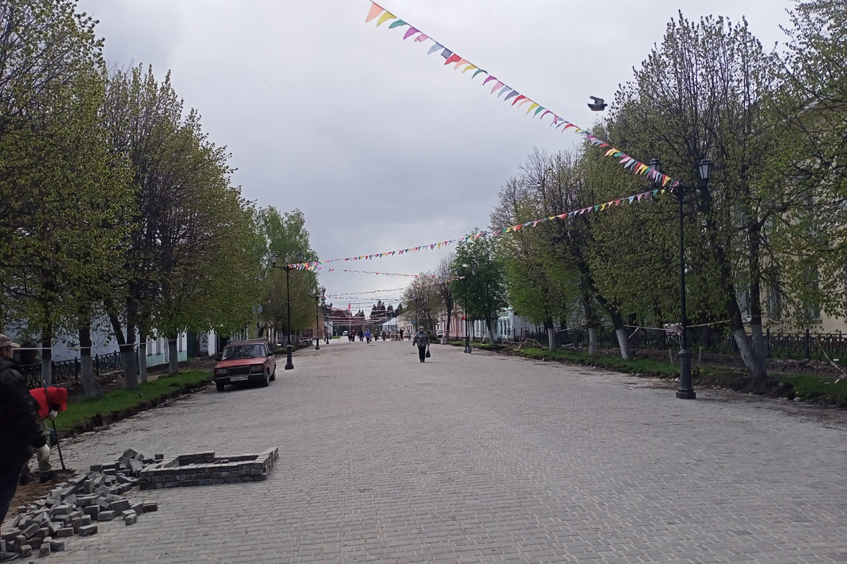 Через два года Юрьев-Польский отпразднует свой юбилей — 875 лет со дня основания. За это время город планируют привести в порядок и сделать более привлекательным для туристов. Намерения достаточно масштабные, но возможно ли реализовать озвученные идеи и на что стоит обратить внимание в первую очередь? Разобраться в этих вопросах изданию «Ключ-Медиа» помог местный журналист Сергей Трубкин.