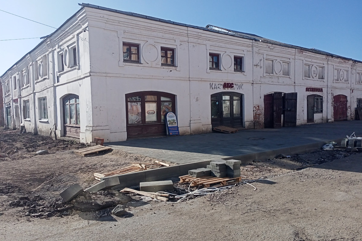 Через два года Юрьев-Польский отпразднует свой юбилей — 875 лет со дня основания. За это время город планируют привести в порядок и сделать более привлекательным для туристов. Намерения достаточно масштабные, но возможно ли реализовать озвученные идеи и на что стоит обратить внимание в первую очередь? Разобраться в этих вопросах изданию «Ключ-Медиа» помог местный журналист Сергей Трубкин.