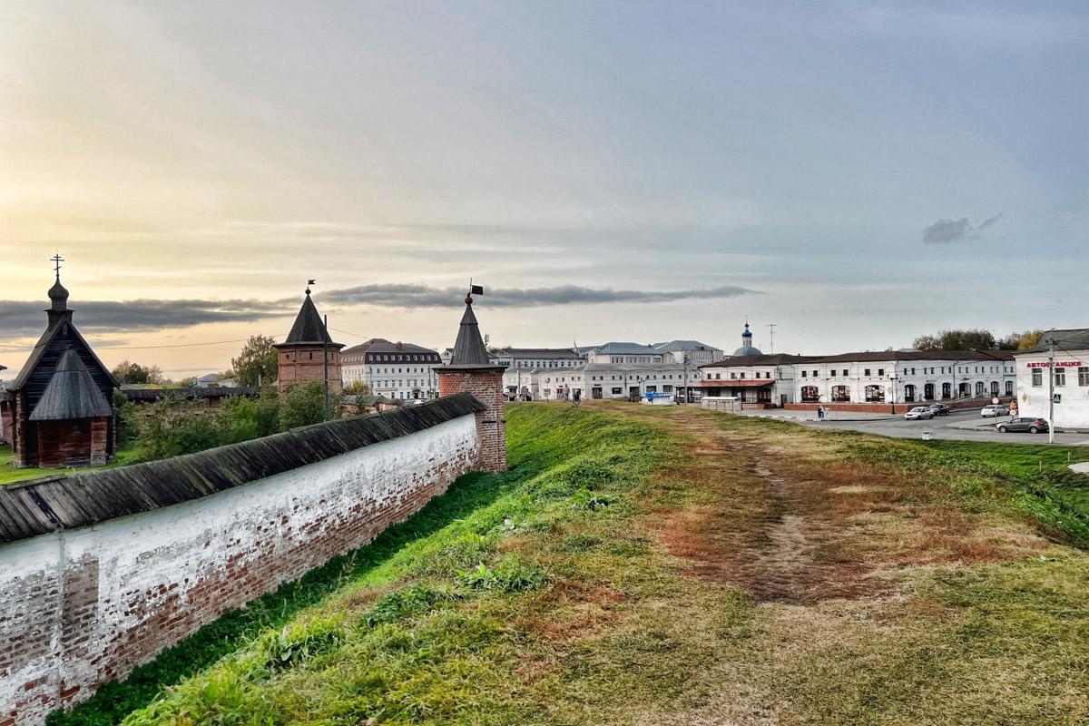 Через два года Юрьев-Польский отпразднует свой юбилей — 875 лет со дня основания. За это время город планируют привести в порядок и сделать более привлекательным для туристов. Намерения достаточно масштабные, но возможно ли реализовать озвученные идеи и на что стоит обратить внимание в первую очередь? Разобраться в этих вопросах изданию «Ключ-Медиа» помог местный журналист Сергей Трубкин.