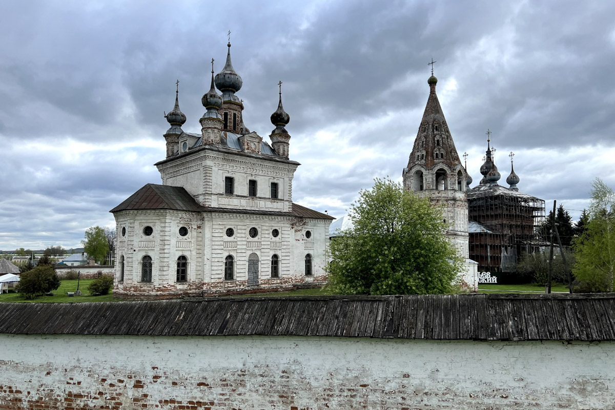 Через два года Юрьев-Польский отпразднует свой юбилей — 875 лет со дня основания. За это время город планируют привести в порядок и сделать более привлекательным для туристов. Намерения достаточно масштабные, но возможно ли реализовать озвученные идеи и на что стоит обратить внимание в первую очередь? Разобраться в этих вопросах изданию «Ключ-Медиа» помог местный журналист Сергей Трубкин.