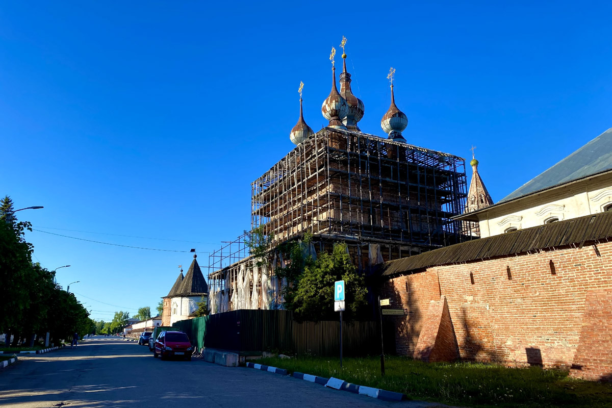 Через два года Юрьев-Польский отпразднует свой юбилей — 875 лет со дня основания. За это время город планируют привести в порядок и сделать более привлекательным для туристов. Намерения достаточно масштабные, но возможно ли реализовать озвученные идеи и на что стоит обратить внимание в первую очередь? Разобраться в этих вопросах изданию «Ключ-Медиа» помог местный журналист Сергей Трубкин.