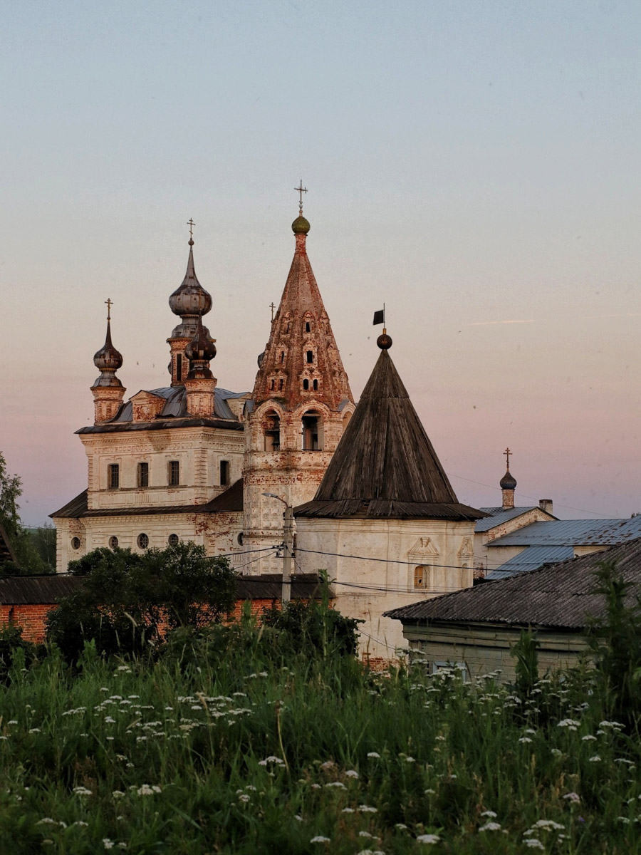 Через два года Юрьев-Польский отпразднует свой юбилей — 875 лет со дня основания. За это время город планируют привести в порядок и сделать более привлекательным для туристов. Намерения достаточно масштабные, но возможно ли реализовать озвученные идеи и на что стоит обратить внимание в первую очередь? Разобраться в этих вопросах изданию «Ключ-Медиа» помог местный журналист Сергей Трубкин.