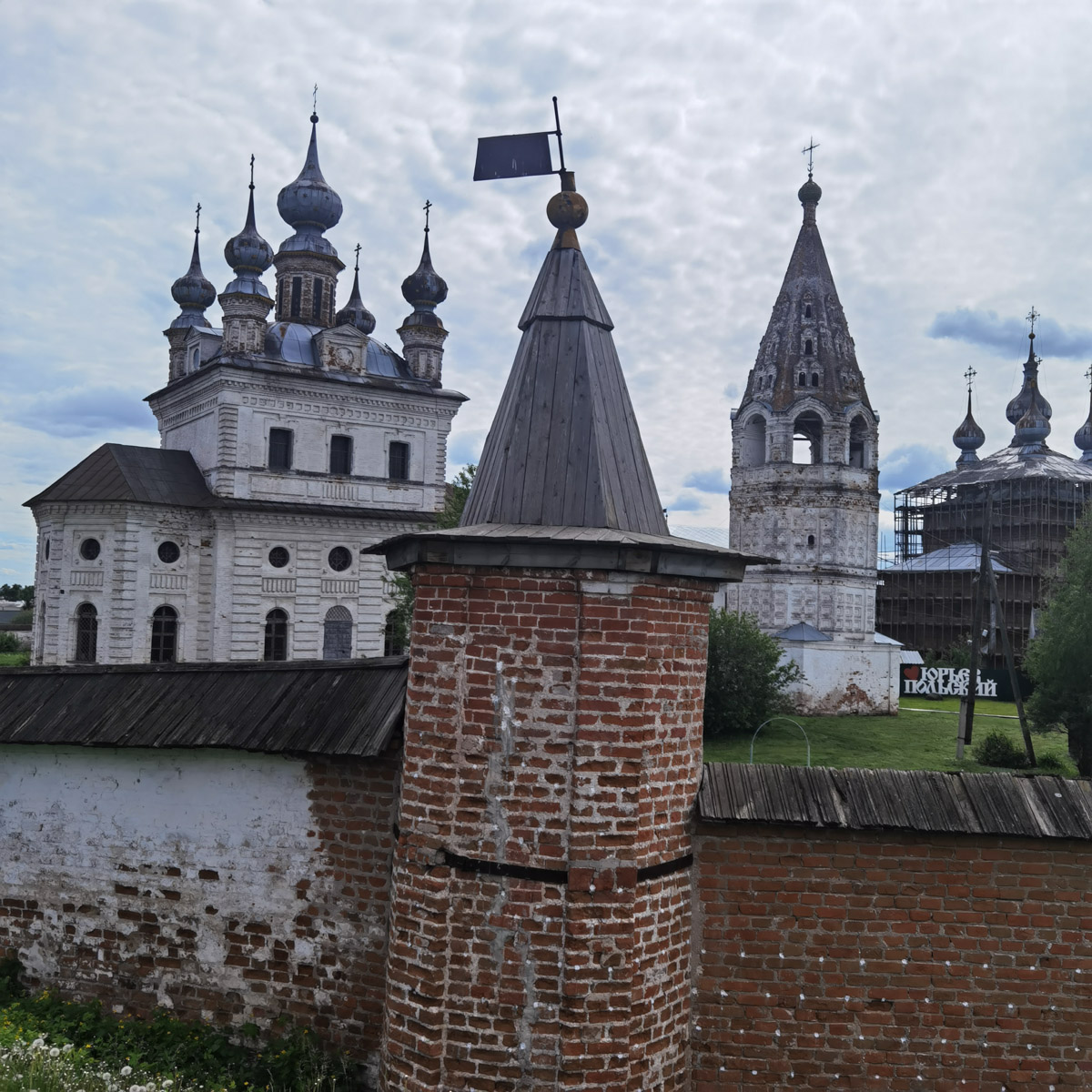 Через два года Юрьев-Польский отпразднует свой юбилей — 875 лет со дня основания. За это время город планируют привести в порядок и сделать более привлекательным для туристов. Намерения достаточно масштабные, но возможно ли реализовать озвученные идеи и на что стоит обратить внимание в первую очередь? Разобраться в этих вопросах изданию «Ключ-Медиа» помог местный журналист Сергей Трубкин.