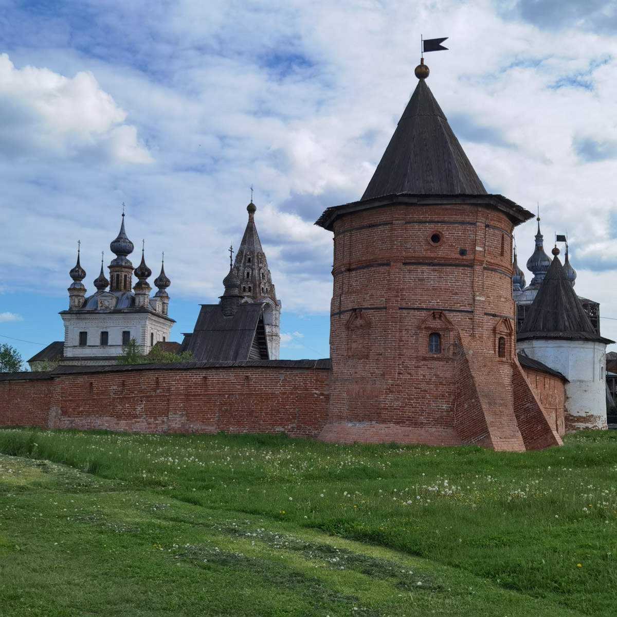 Через два года Юрьев-Польский отпразднует свой юбилей — 875 лет со дня основания. За это время город планируют привести в порядок и сделать более привлекательным для туристов. Намерения достаточно масштабные, но возможно ли реализовать озвученные идеи и на что стоит обратить внимание в первую очередь? Разобраться в этих вопросах изданию «Ключ-Медиа» помог местный журналист Сергей Трубкин.