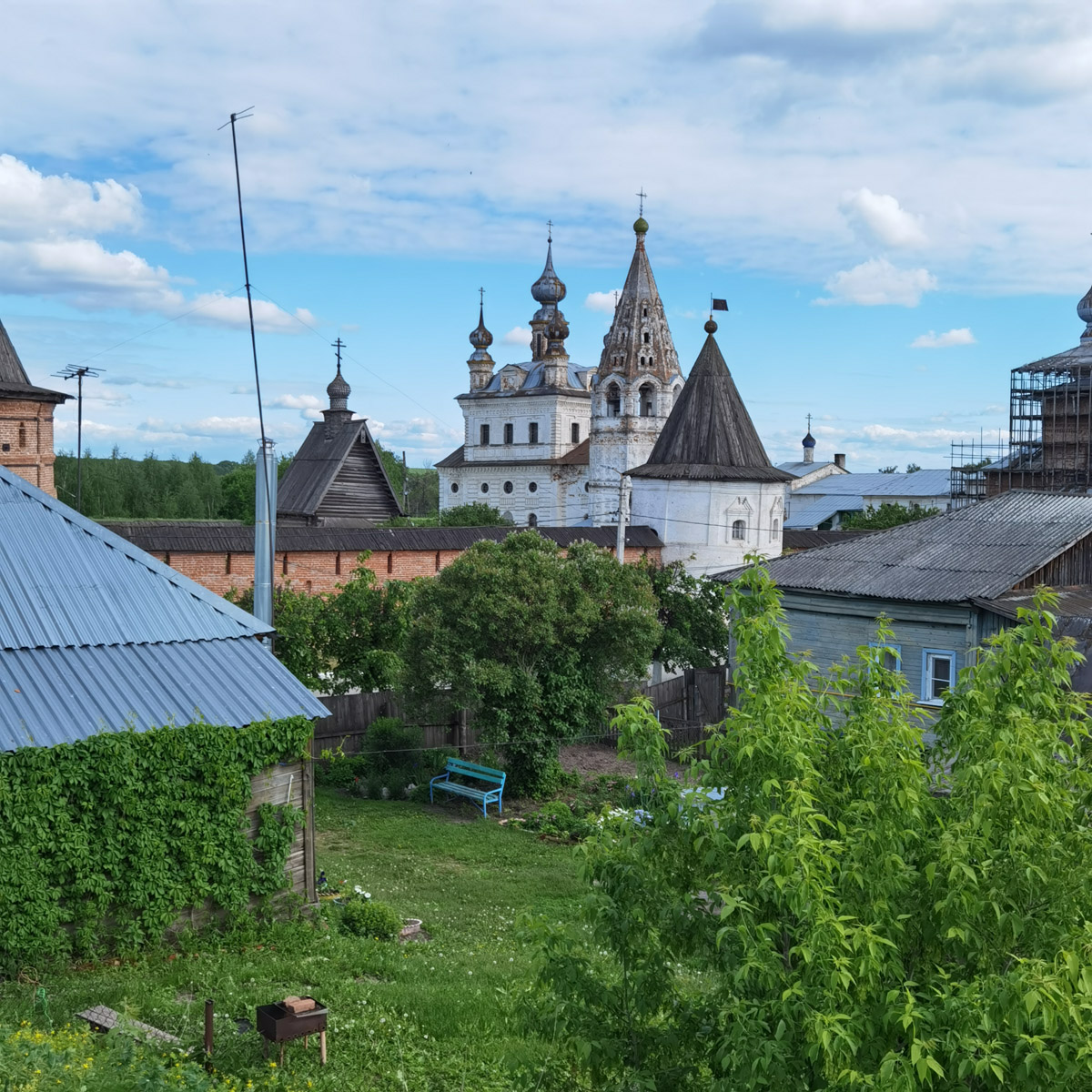 Через два года Юрьев-Польский отпразднует свой юбилей — 875 лет со дня основания. За это время город планируют привести в порядок и сделать более привлекательным для туристов. Намерения достаточно масштабные, но возможно ли реализовать озвученные идеи и на что стоит обратить внимание в первую очередь? Разобраться в этих вопросах изданию «Ключ-Медиа» помог местный журналист Сергей Трубкин.