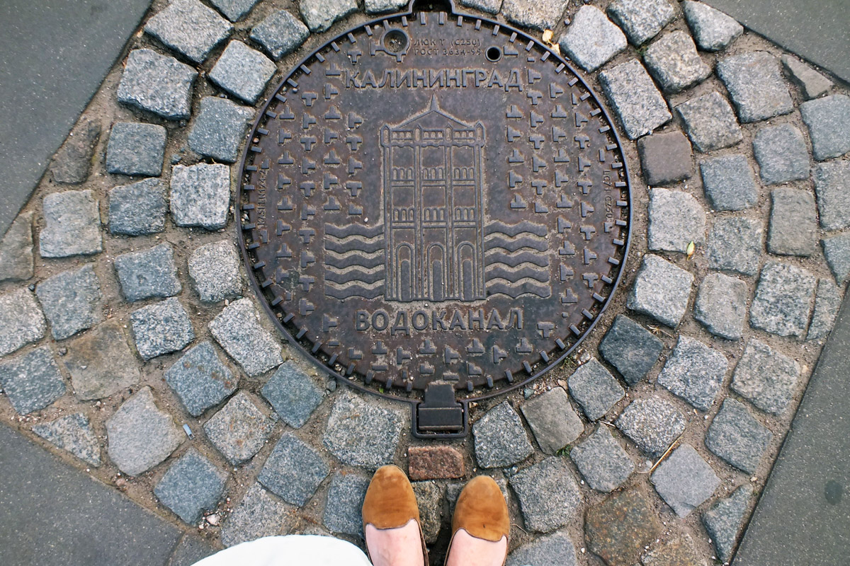 Город не заканчивается на местах и деталях, доступных широкой публике. Иногда самое интересное открывается самым любопытным прохожим. Анастасия Егорова из их числа. В поездках по стране и миру она нашла немало интересных люков, закрывающих смотровые колодцы подземных инженерных коммуникаций. Самые удивительные артефакты девушка показала «Ключ-Медиа».