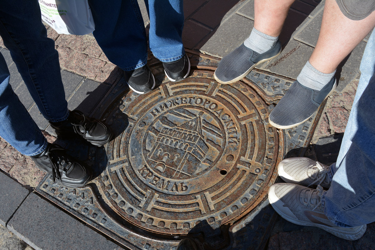 Город не заканчивается на местах и деталях, доступных широкой публике. Иногда самое интересное открывается самым любопытным прохожим. Анастасия Егорова из их числа. В поездках по стране и миру она нашла немало интересных люков, закрывающих смотровые колодцы подземных инженерных коммуникаций. Самые удивительные артефакты девушка показала «Ключ-Медиа».