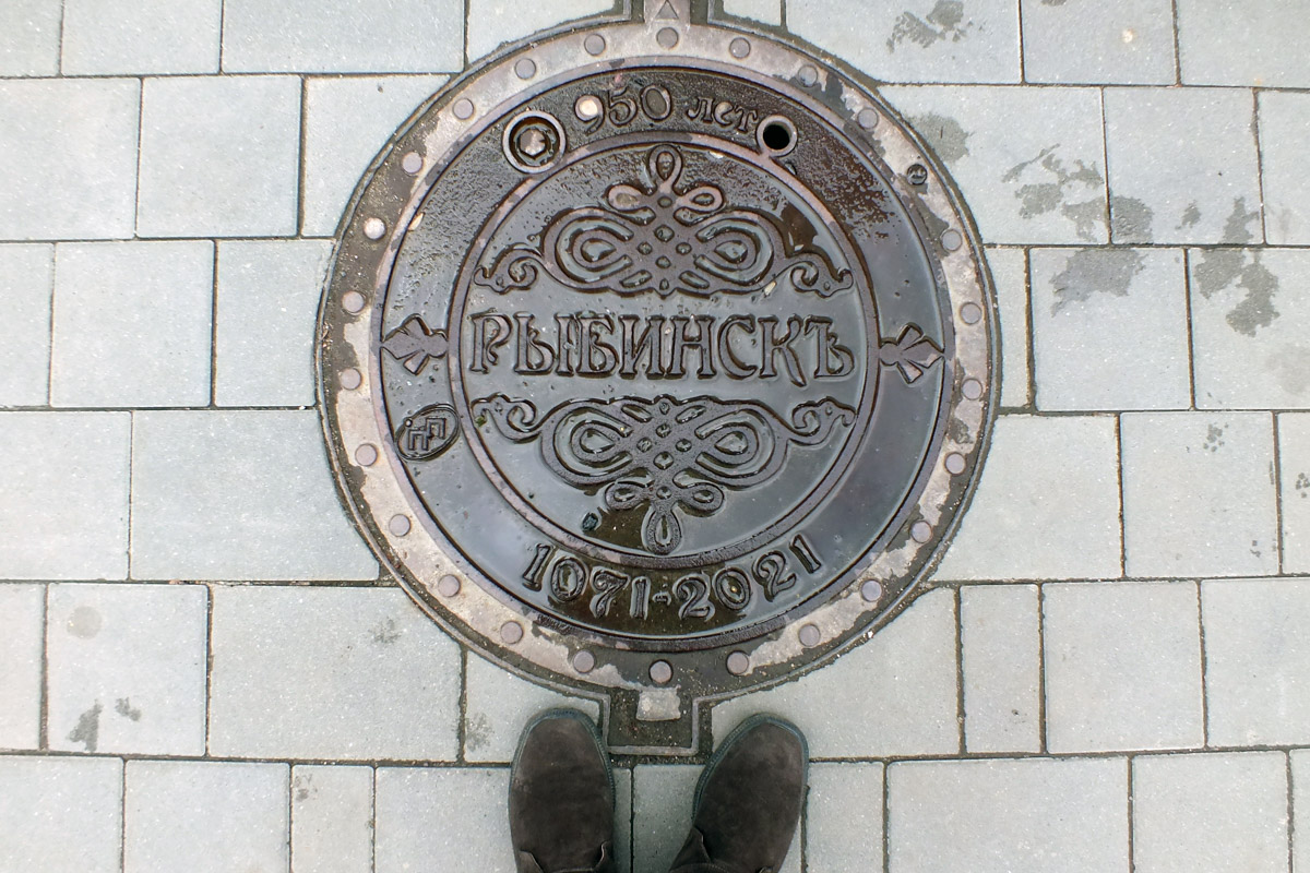 Город не заканчивается на местах и деталях, доступных широкой публике. Иногда самое интересное открывается самым любопытным прохожим. Анастасия Егорова из их числа. В поездках по стране и миру она нашла немало интересных люков, закрывающих смотровые колодцы подземных инженерных коммуникаций. Самые удивительные артефакты девушка показала «Ключ-Медиа».