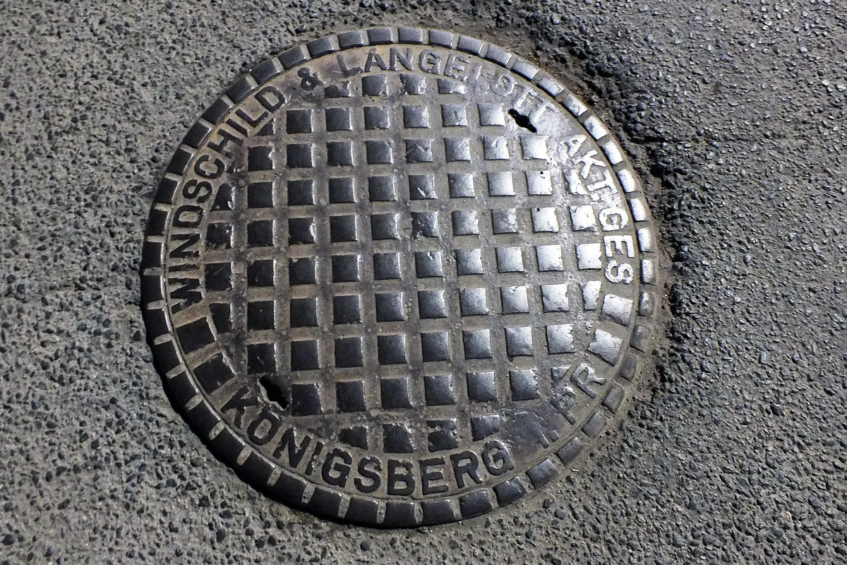 Город не заканчивается на местах и деталях, доступных широкой публике. Иногда самое интересное открывается самым любопытным прохожим. Анастасия Егорова из их числа. В поездках по стране и миру она нашла немало интересных люков, закрывающих смотровые колодцы подземных инженерных коммуникаций. Самые удивительные артефакты девушка показала «Ключ-Медиа».