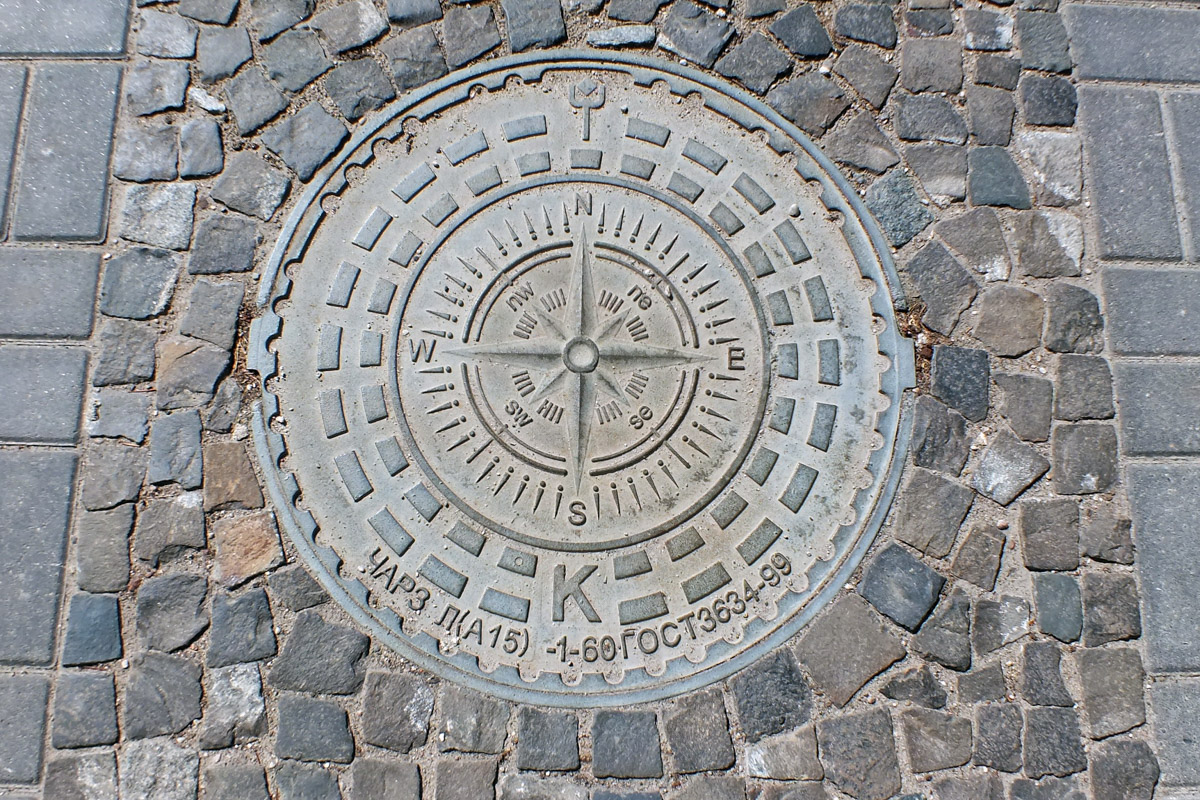 Город не заканчивается на местах и деталях, доступных широкой публике. Иногда самое интересное открывается самым любопытным прохожим. Анастасия Егорова из их числа. В поездках по стране и миру она нашла немало интересных люков, закрывающих смотровые колодцы подземных инженерных коммуникаций. Самые удивительные артефакты девушка показала «Ключ-Медиа».