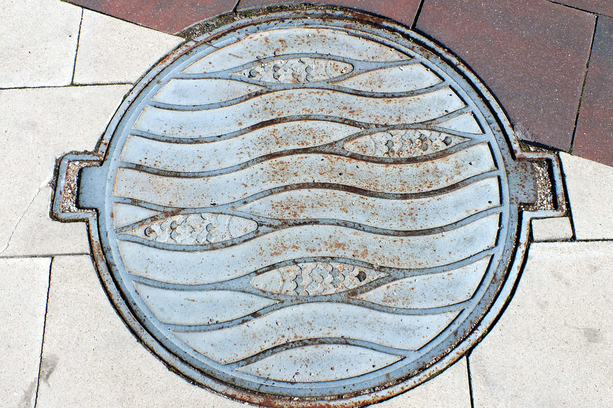 Город не заканчивается на местах и деталях, доступных широкой публике. Иногда самое интересное открывается самым любопытным прохожим. Анастасия Егорова из их числа. В поездках по стране и миру она нашла немало интересных люков, закрывающих смотровые колодцы подземных инженерных коммуникаций. Самые удивительные артефакты девушка показала «Ключ-Медиа».