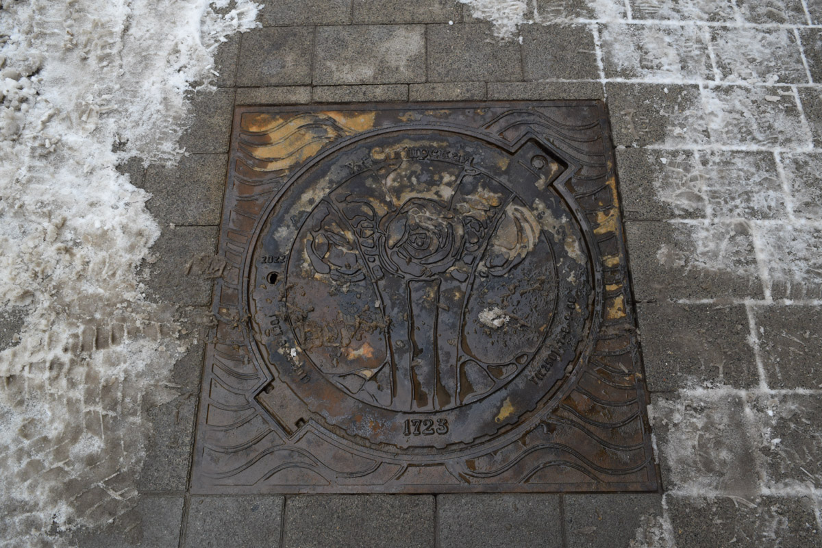 Город не заканчивается на местах и деталях, доступных широкой публике. Иногда самое интересное открывается самым любопытным прохожим. Анастасия Егорова из их числа. В поездках по стране и миру она нашла немало интересных люков, закрывающих смотровые колодцы подземных инженерных коммуникаций. Самые удивительные артефакты девушка показала «Ключ-Медиа».