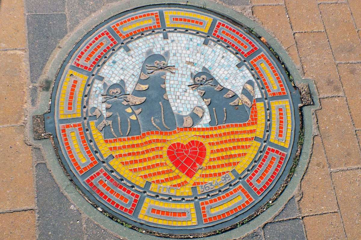 Город не заканчивается на местах и деталях, доступных широкой публике. Иногда самое интересное открывается самым любопытным прохожим. Анастасия Егорова из их числа. В поездках по стране и миру она нашла немало интересных люков, закрывающих смотровые колодцы подземных инженерных коммуникаций. Самые удивительные артефакты девушка показала «Ключ-Медиа».