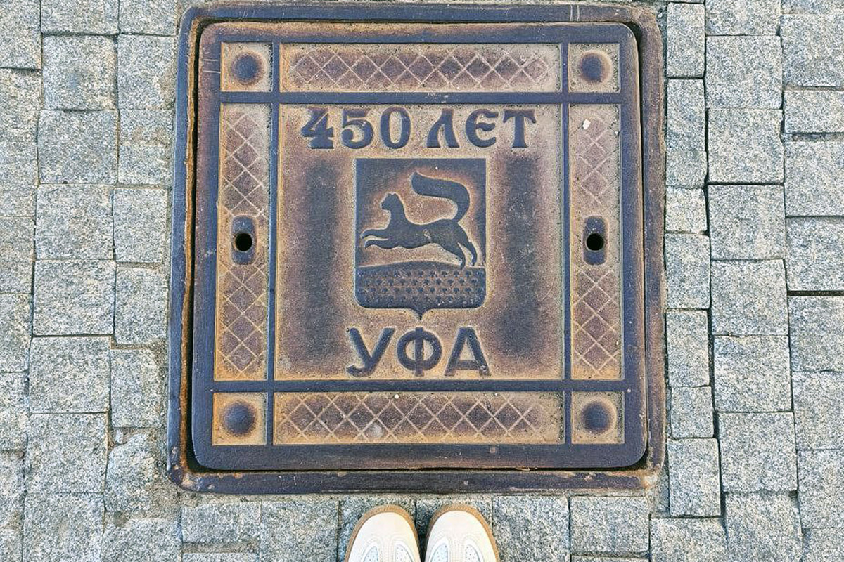 Город не заканчивается на местах и деталях, доступных широкой публике. Иногда самое интересное открывается самым любопытным прохожим. Анастасия Егорова из их числа. В поездках по стране и миру она нашла немало интересных люков, закрывающих смотровые колодцы подземных инженерных коммуникаций. Самые удивительные артефакты девушка показала «Ключ-Медиа».