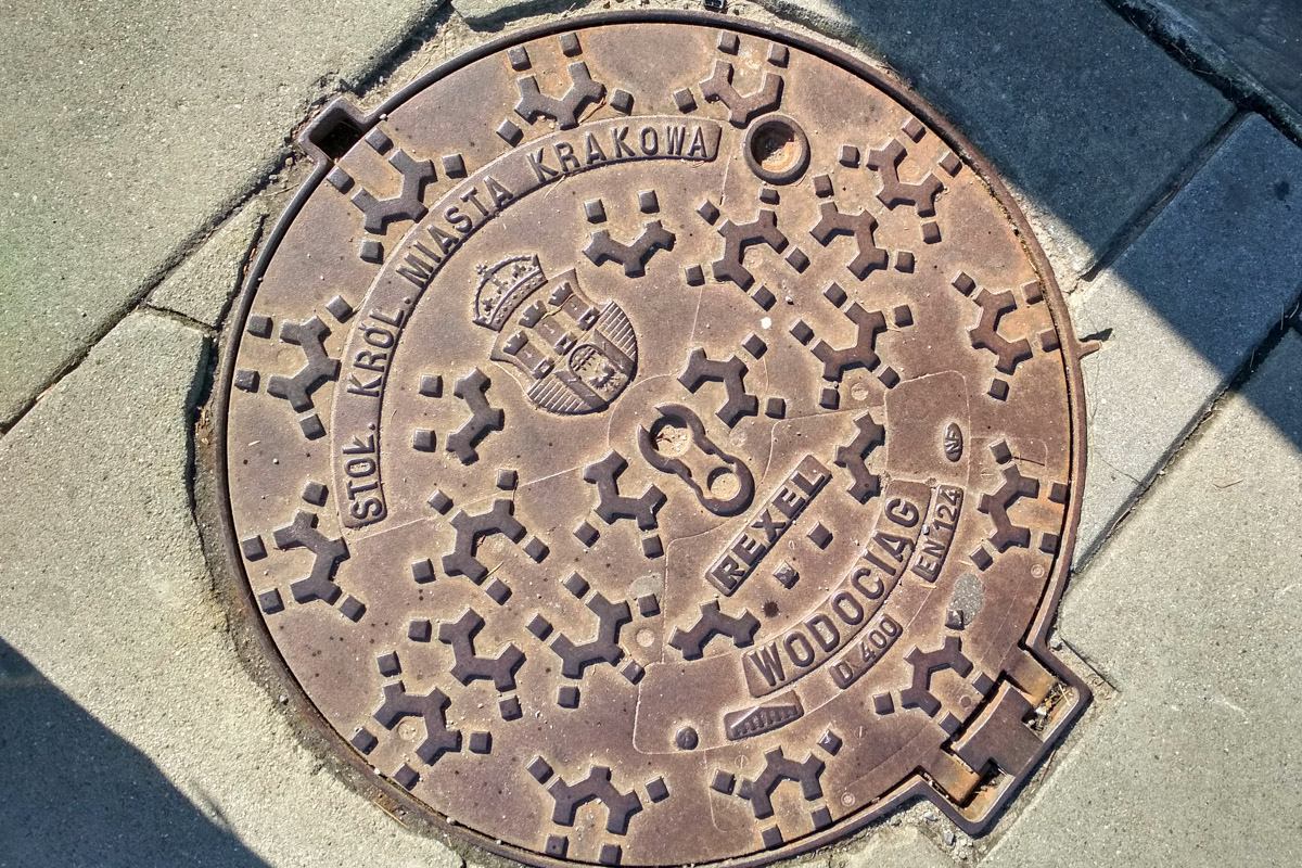 Город не заканчивается на местах и деталях, доступных широкой публике. Иногда самое интересное открывается самым любопытным прохожим. Анастасия Егорова из их числа. В поездках по стране и миру она нашла немало интересных люков, закрывающих смотровые колодцы подземных инженерных коммуникаций. Самые удивительные артефакты девушка показала «Ключ-Медиа».