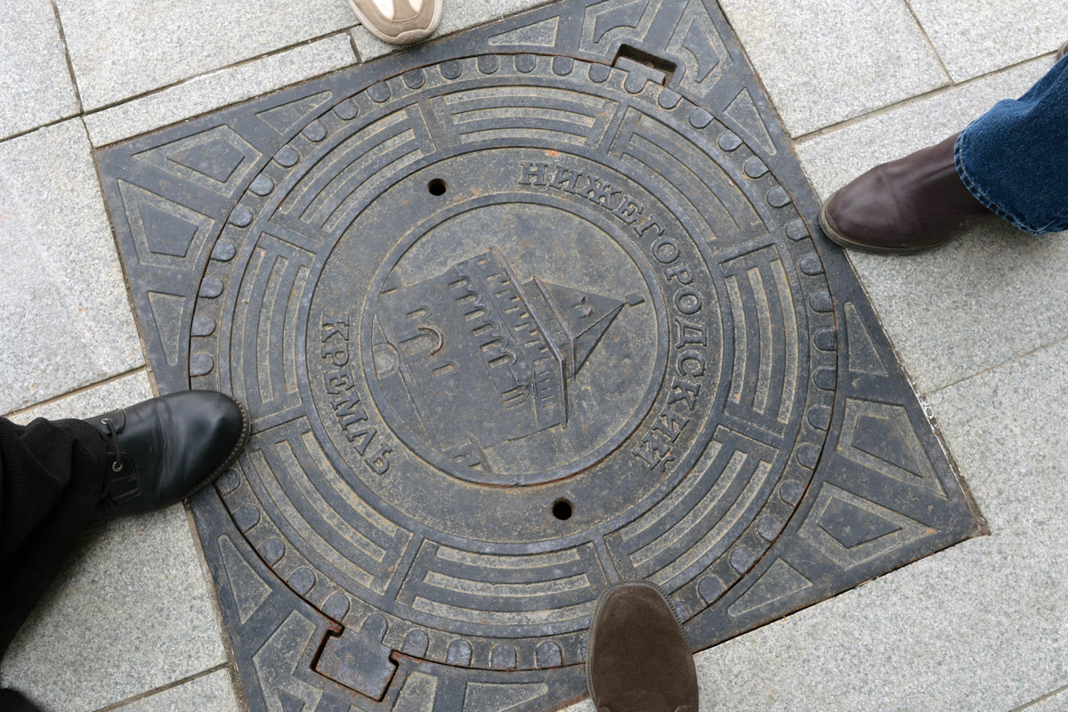 Город не заканчивается на местах и деталях, доступных широкой публике. Иногда самое интересное открывается самым любопытным прохожим. Анастасия Егорова из их числа. В поездках по стране и миру она нашла немало интересных люков, закрывающих смотровые колодцы подземных инженерных коммуникаций. Самые удивительные артефакты девушка показала «Ключ-Медиа».