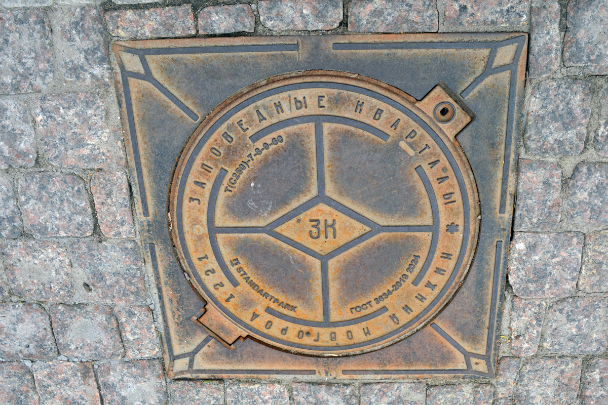 Город не заканчивается на местах и деталях, доступных широкой публике. Иногда самое интересное открывается самым любопытным прохожим. Анастасия Егорова из их числа. В поездках по стране и миру она нашла немало интересных люков, закрывающих смотровые колодцы подземных инженерных коммуникаций. Самые удивительные артефакты девушка показала «Ключ-Медиа».