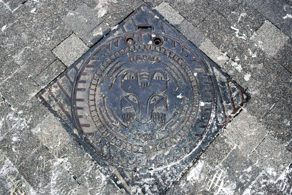 Город не заканчивается на местах и деталях, доступных широкой публике. Иногда самое интересное открывается самым любопытным прохожим. Анастасия Егорова из их числа. В поездках по стране и миру она нашла немало интересных люков, закрывающих смотровые колодцы подземных инженерных коммуникаций. Самые удивительные артефакты девушка показала «Ключ-Медиа».