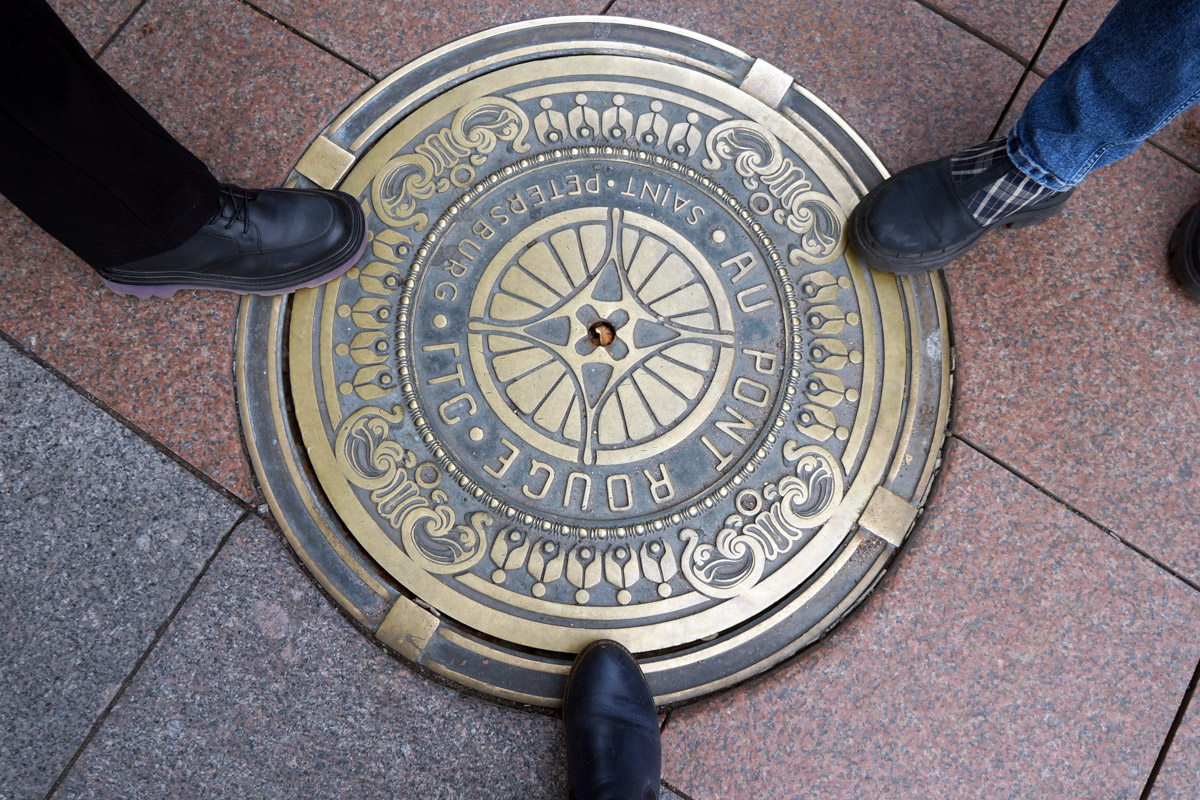 Город не заканчивается на местах и деталях, доступных широкой публике. Иногда самое интересное открывается самым любопытным прохожим. Анастасия Егорова из их числа. В поездках по стране и миру она нашла немало интересных люков, закрывающих смотровые колодцы подземных инженерных коммуникаций. Самые удивительные артефакты девушка показала «Ключ-Медиа».