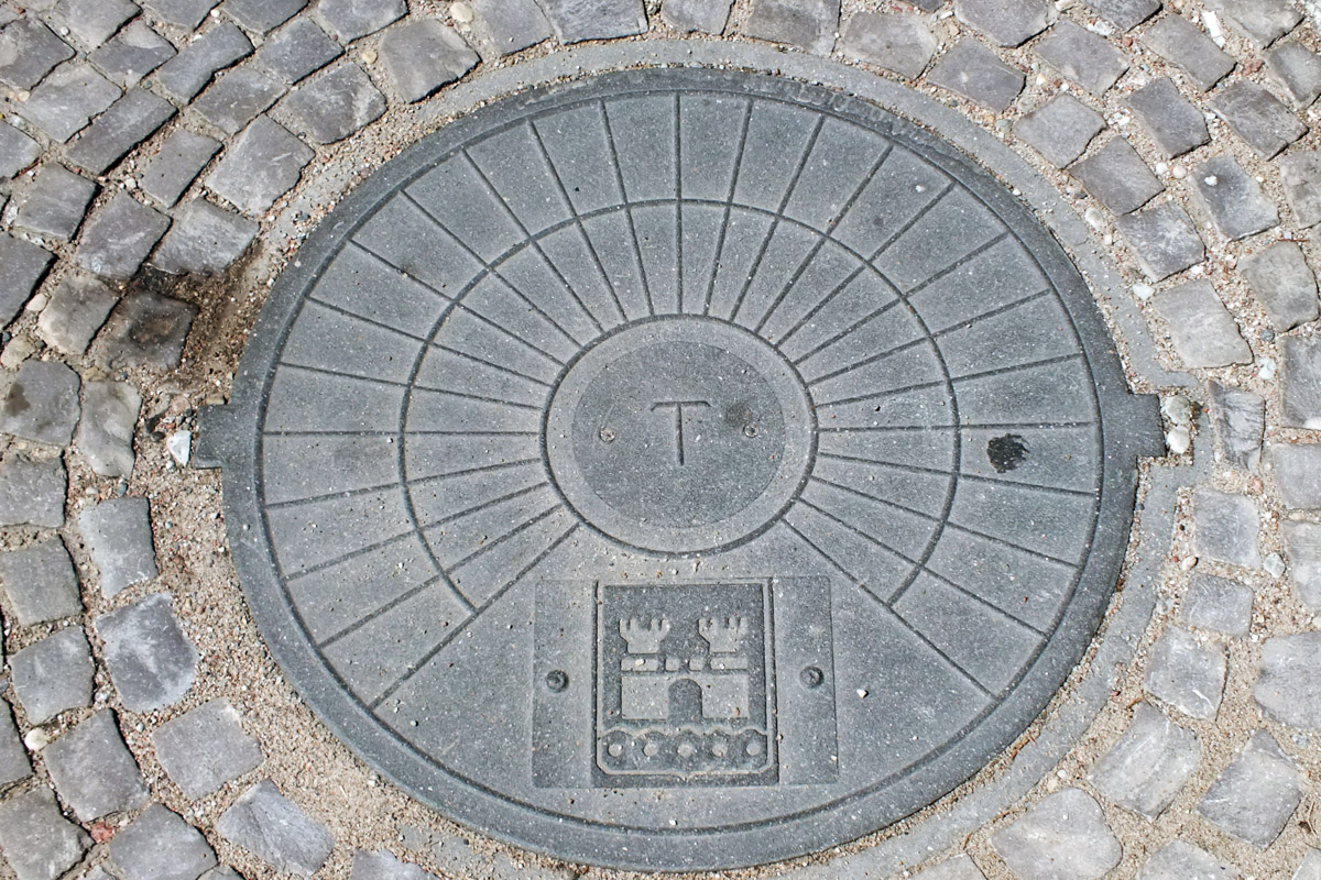 Город не заканчивается на местах и деталях, доступных широкой публике. Иногда самое интересное открывается самым любопытным прохожим. Анастасия Егорова из их числа. В поездках по стране и миру она нашла немало интересных люков, закрывающих смотровые колодцы подземных инженерных коммуникаций. Самые удивительные артефакты девушка показала «Ключ-Медиа».