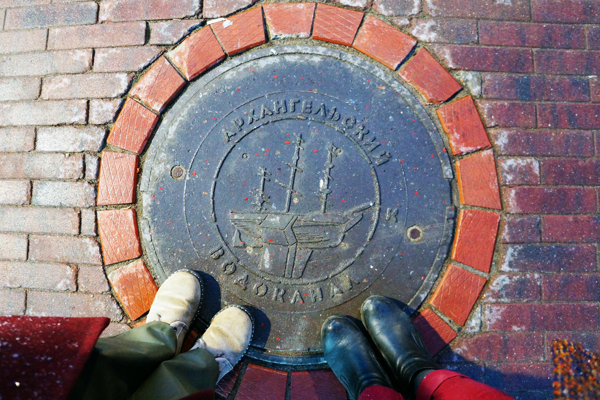 Город не заканчивается на местах и деталях, доступных широкой публике. Иногда самое интересное открывается самым любопытным прохожим. Анастасия Егорова из их числа. В поездках по стране и миру она нашла немало интересных люков, закрывающих смотровые колодцы подземных инженерных коммуникаций. Самые удивительные артефакты девушка показала «Ключ-Медиа».