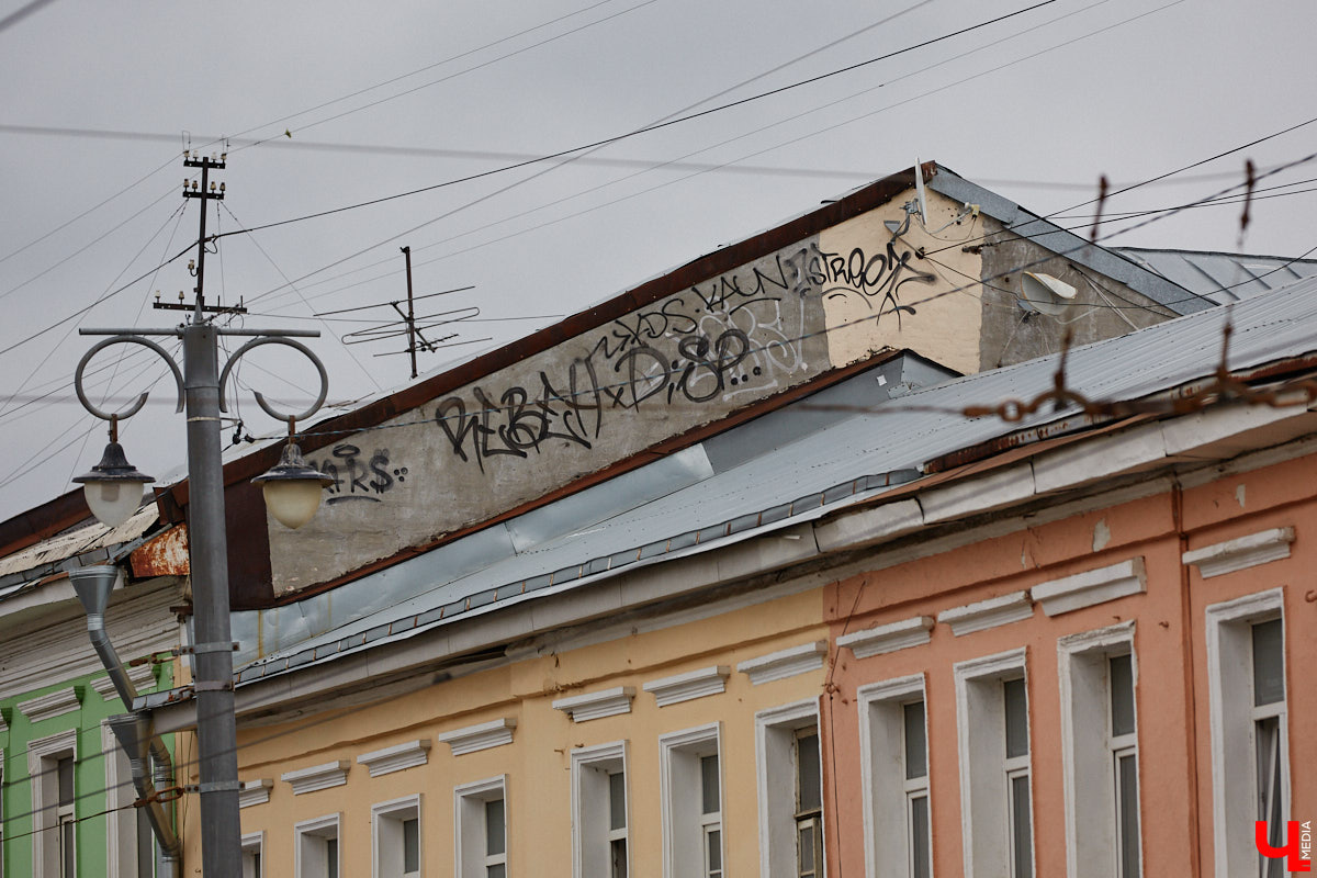 Мы часто пишем о преображении областной столицы. Но, увы, проклятье 33 несчастий лежит на плечах города тяжким грузом. Что-то обязательно портит вид. За последние пару недель в центре Владимира произошло сразу несколько инцидентов, которые не пошли на пользу его облику.