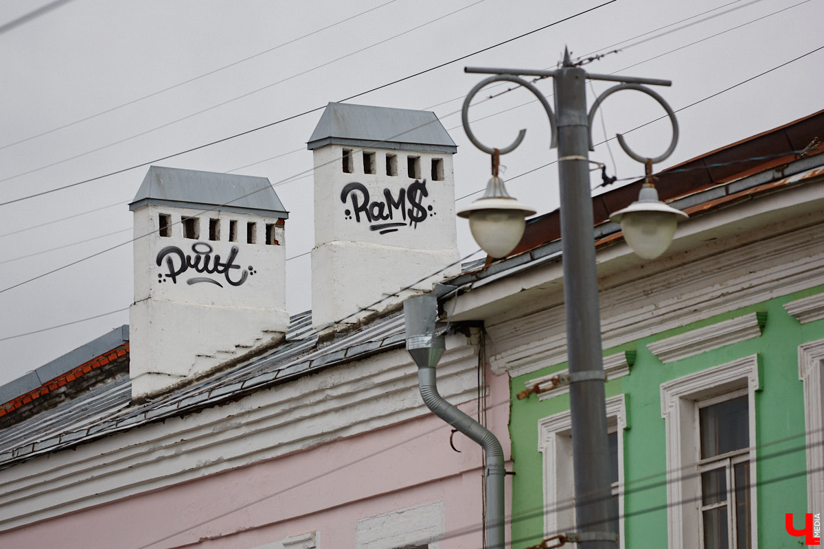 Мы часто пишем о преображении областной столицы. Но, увы, проклятье 33 несчастий лежит на плечах города тяжким грузом. Что-то обязательно портит вид. За последние пару недель в центре Владимира произошло сразу несколько инцидентов, которые не пошли на пользу его облику.