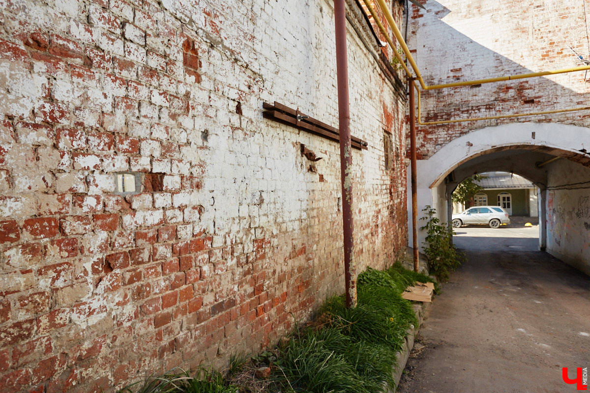 Мы часто пишем о преображении областной столицы. Но, увы, проклятье 33 несчастий лежит на плечах города тяжким грузом. Что-то обязательно портит вид. За последние пару недель в центре Владимира произошло сразу несколько инцидентов, которые не пошли на пользу его облику.