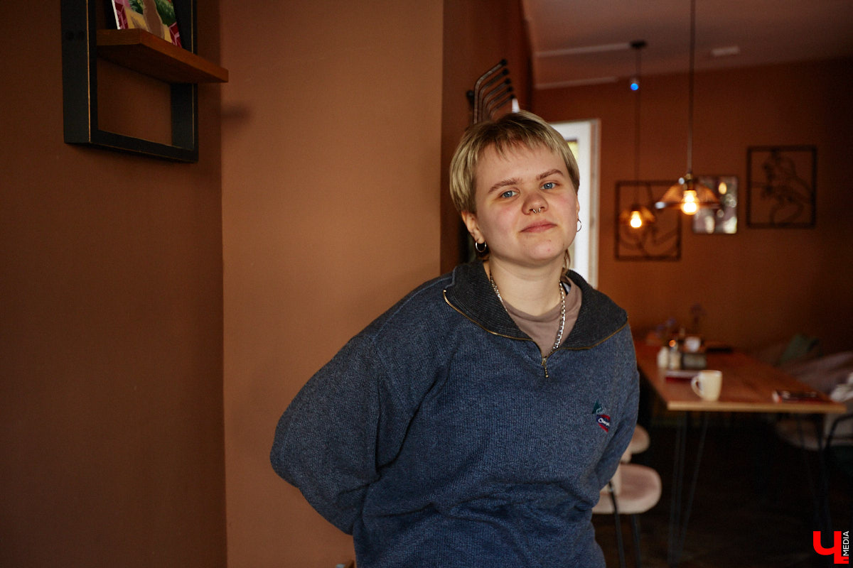 Несколько раз в месяц в маленькой кофейне собирается группа людей. Все они разных возрастов и профессий, а объединяет их одно — любовь к литературе. Так из небольшого читающего сообщества образовалась настоящая семья. «Домочадцы» — участники проекта «Книжный движ». За порядком в нем следят три неизменных куратора: Софья Телялина, Иван Голубев и Ирина Дубиневич.