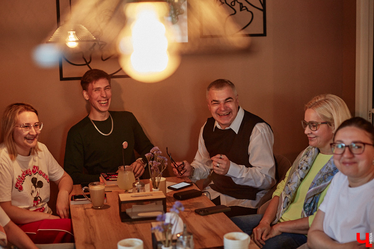 Несколько раз в месяц в маленькой кофейне собирается группа людей. Все они разных возрастов и профессий, а объединяет их одно — любовь к литературе. Так из небольшого читающего сообщества образовалась настоящая семья. «Домочадцы» — участники проекта «Книжный движ». За порядком в нем следят три неизменных куратора: Софья Телялина, Иван Голубев и Ирина Дубиневич.