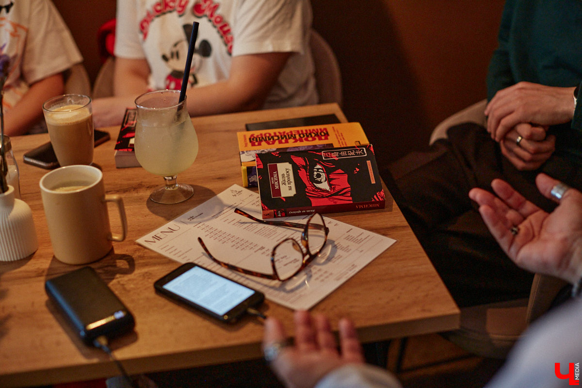 Несколько раз в месяц в маленькой кофейне собирается группа людей. Все они разных возрастов и профессий, а объединяет их одно — любовь к литературе. Так из небольшого читающего сообщества образовалась настоящая семья. «Домочадцы» — участники проекта «Книжный движ». За порядком в нем следят три неизменных куратора: Софья Телялина, Иван Голубев и Ирина Дубиневич.