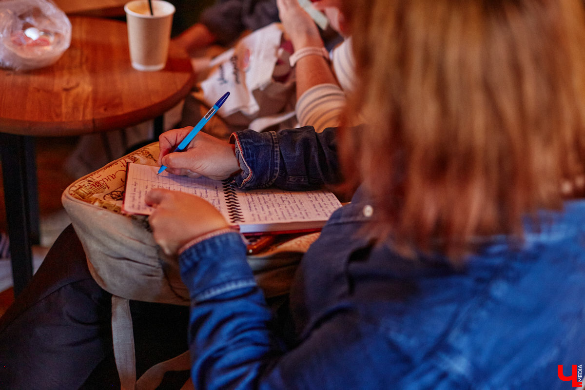Несколько раз в месяц в маленькой кофейне собирается группа людей. Все они разных возрастов и профессий, а объединяет их одно — любовь к литературе. Так из небольшого читающего сообщества образовалась настоящая семья. «Домочадцы» — участники проекта «Книжный движ». За порядком в нем следят три неизменных куратора: Софья Телялина, Иван Голубев и Ирина Дубиневич.