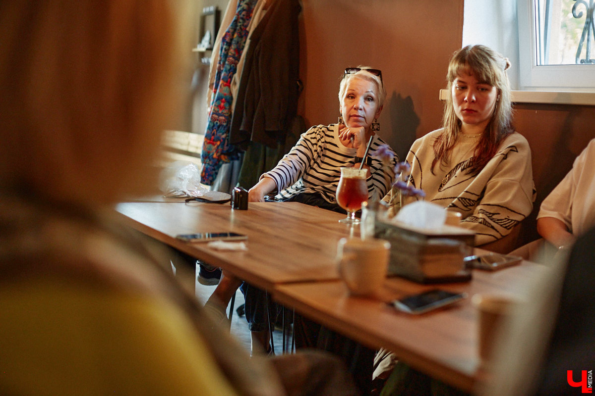 Несколько раз в месяц в маленькой кофейне собирается группа людей. Все они разных возрастов и профессий, а объединяет их одно — любовь к литературе. Так из небольшого читающего сообщества образовалась настоящая семья. «Домочадцы» — участники проекта «Книжный движ». За порядком в нем следят три неизменных куратора: Софья Телялина, Иван Голубев и Ирина Дубиневич.