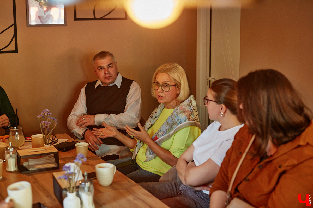 Несколько раз в месяц в маленькой кофейне собирается группа людей. Все они разных возрастов и профессий, а объединяет их одно — любовь к литературе. Так из небольшого читающего сообщества образовалась настоящая семья. «Домочадцы» — участники проекта «Книжный движ». За порядком в нем следят три неизменных куратора: Софья Телялина, Иван Голубев и Ирина Дубиневич.